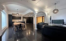 City Retreat For 8 With Spacious Rooms